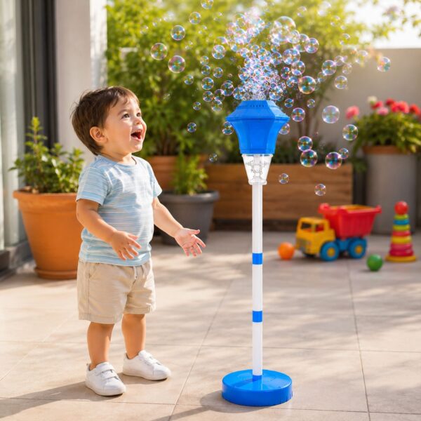 bebe jugando al aire libre en jardín con lanzador de burbujas automático en pedestal.