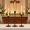 Adorno para altar de culto religioso con candelabros negros y velas encendidas