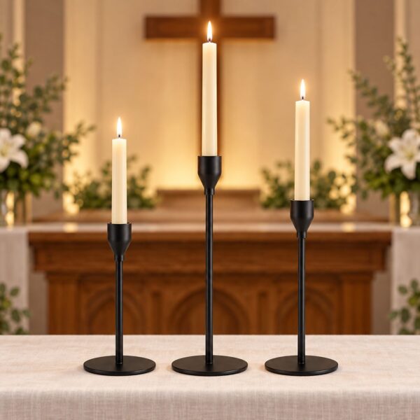 Adorno para altar de culto religioso con candelabros negros y velas encendidas