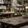 Adorno de mesa elegante para cena de gala con candelabros dorados y velas encendidas