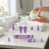 set de viaje morado en baño